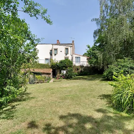 Le Logis Des Douves
